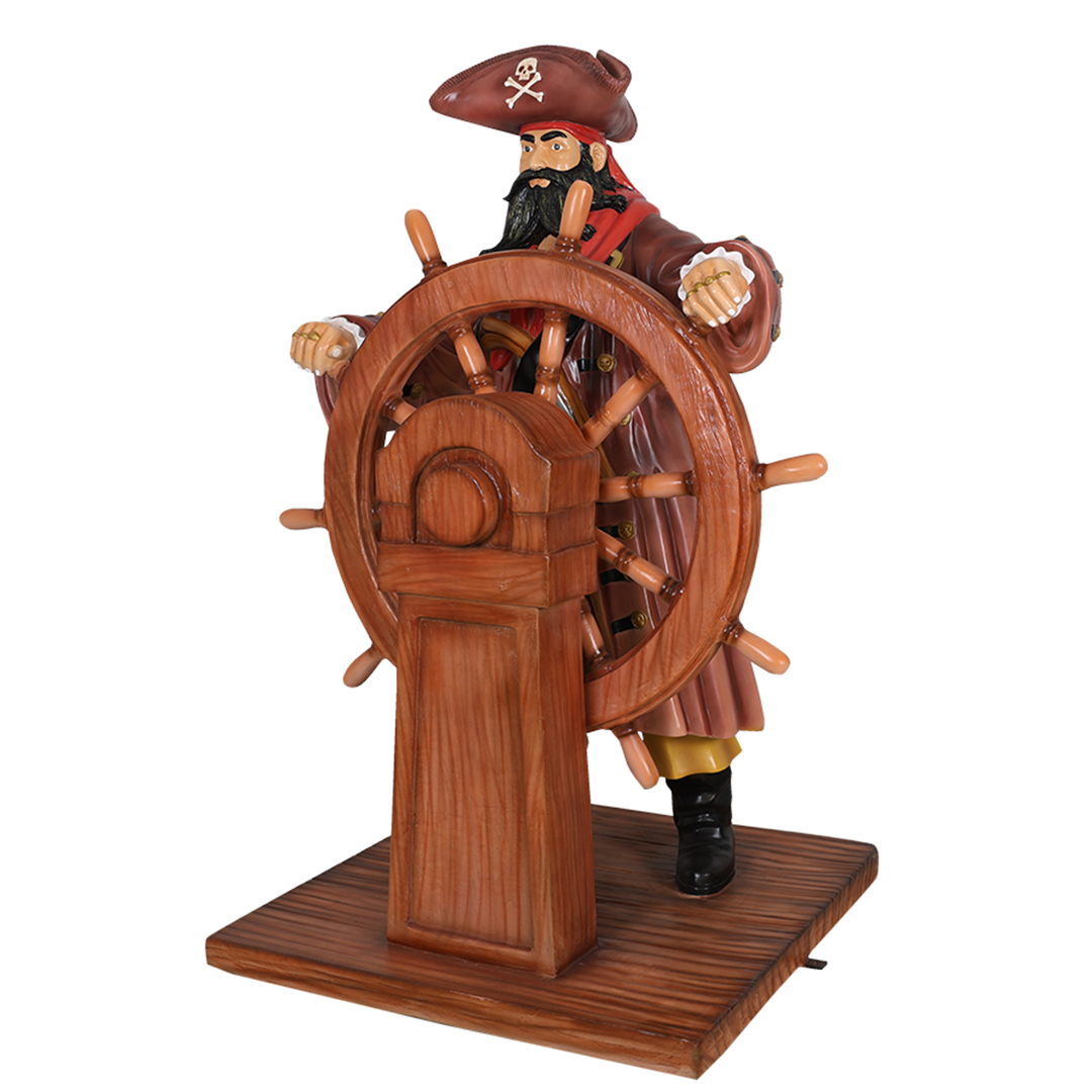piratenkapitein achter het roer